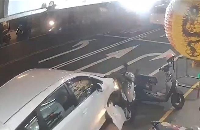 屏东东港6日晚间发生汽车连撞8车逃逸事故。（民眾提供／罗琦文屏东传真）
