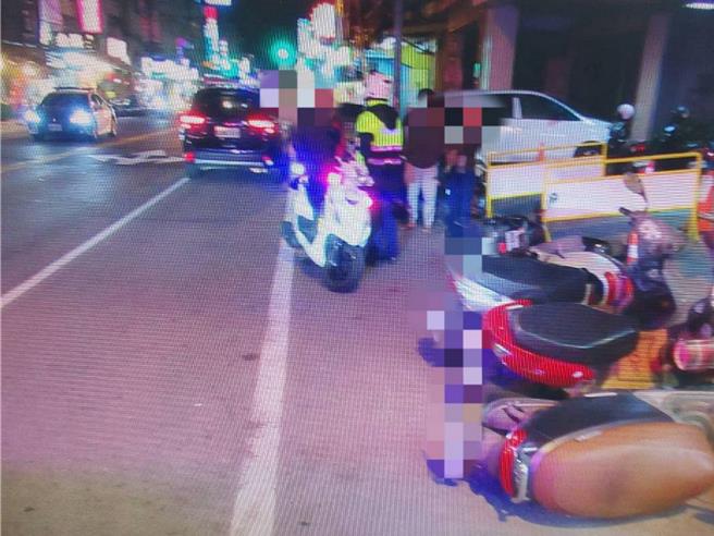 屏东东港6日晚间发生汽车连撞8车逃逸事故，机车倒一排。（警方提供／罗琦文屏东传真）