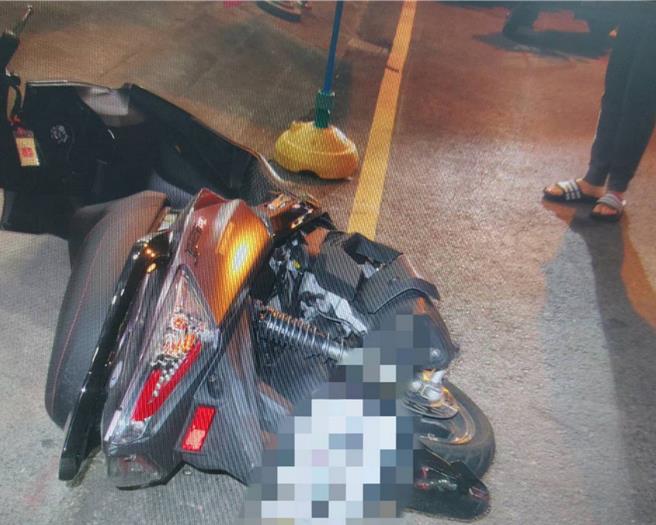 屏东东港6日晚间发生汽车连撞8车逃逸事故。（警方提供／罗琦文屏东传真）