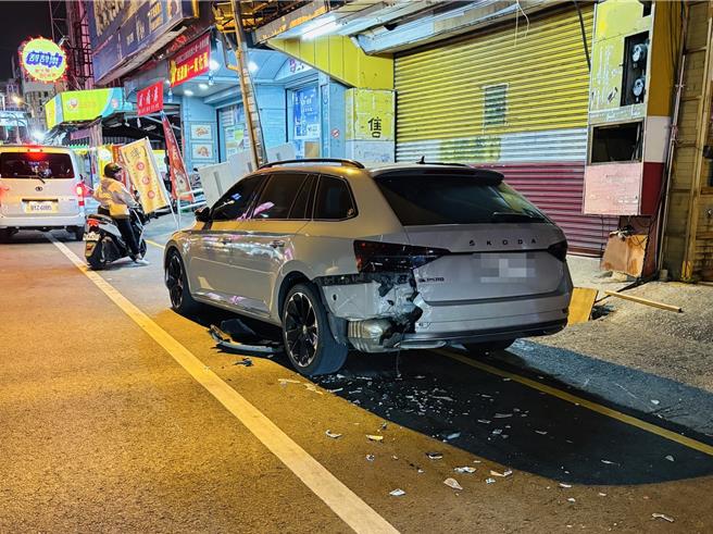 屏东东港6日晚间发生汽车连撞8车逃逸事故，被撞汽车后方毁损。（警方提供／罗琦文屏东传真）
