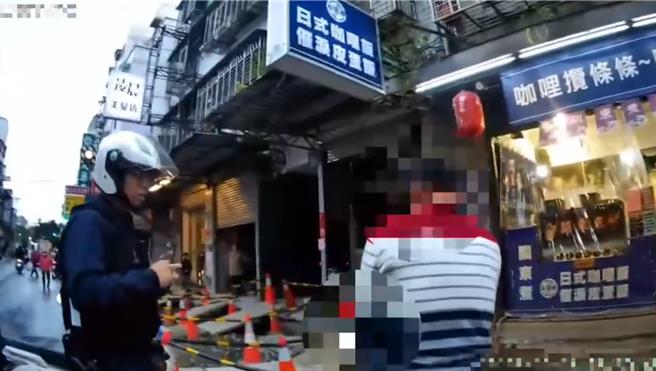 张男带女童上街，结果酒醉情绪失控大哭，遭路人侧目而报警。（警方提供）