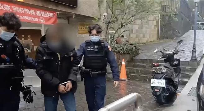 新北市新店區47歲陳姓男子今（7）日凌晨1時許，開車載著1名友人行經新店環河路與碧潭大橋路口時，因行跡可疑遭到巡邏員警攔查。（新店警分局提供）