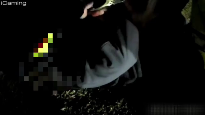 男闯校园咆哮司令台发表演说 ，警方将他压制在地上铐后，予以戒护强制送医。（翻摄画面）