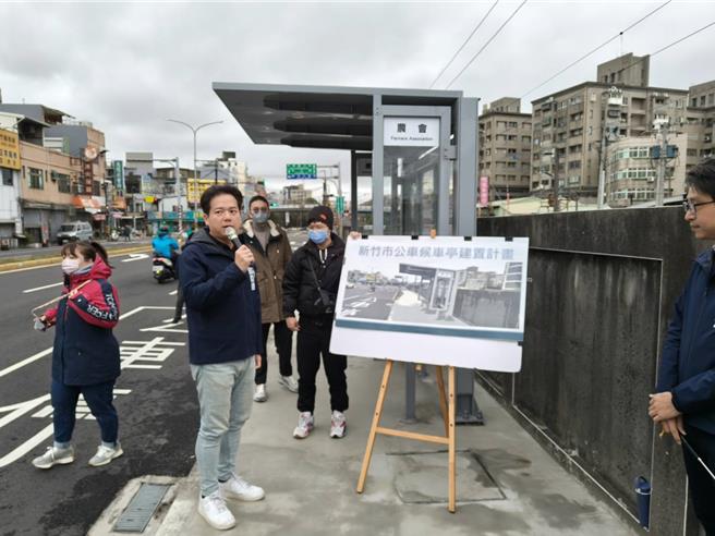 新竹市政府今年1月在中华路四段农会、中埔及中埔口等3站点新设候车亭，代理市长邱臣远7日赴现场视察，宣布全市将再新建20座候车亭。（王惠慧摄）