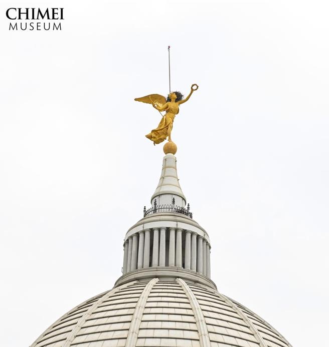 奇美博物館建築圓頂上的「榮耀天使」近來吸引喜鵲前來築巢，引發熱議。(摘自奇美博物館臉書／曹婷婷台南傳真)