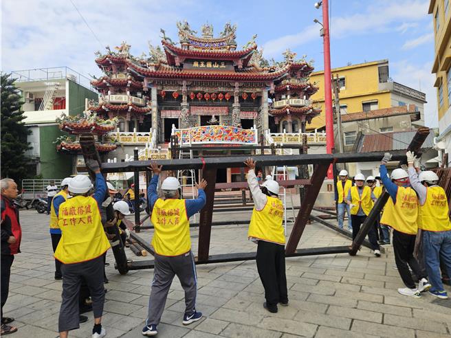 屏東縣客家庄佳冬鄉7日搭建祈福祭拜場所「福廠」，這座1878年開始的福廠，迄今有147年歷史。（羅琦文攝）
