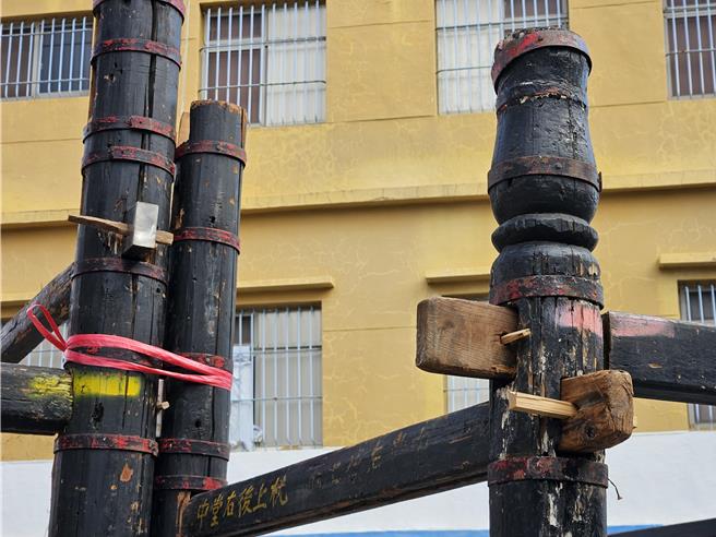 屏東佳冬新丁新枝祭福廠，以194片可拆卸式大陸福州杉木打造，不用鐵釘，以全木榫方式接合。（羅琦文攝）