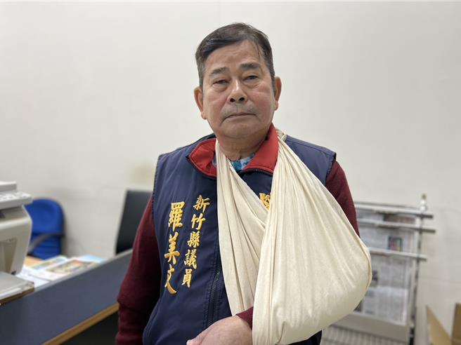 劳动党议员罗美文也是远东化纤前员工，批厂方人员精简太厉害，愿协助家属争取权益。（邱立雅摄）