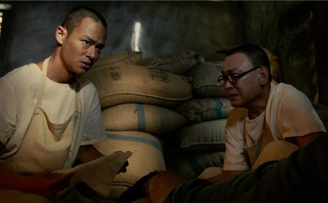 王识贤（右）与夏腾宏秘密准备为吴念轩动手术。（客家电视台提供）