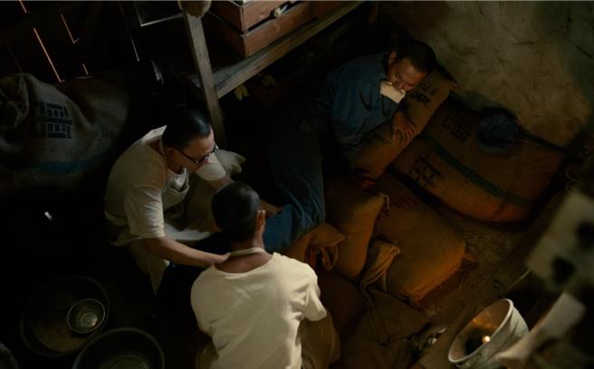 王识贤（左）与夏腾宏在克难环境为吴念轩取子弹，展现过人技。（客家电视台提供）