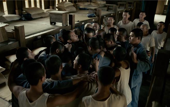 《星空下的黑潮岛屿》高度还原绿岛新生训导处场景。（客家电视台提供）