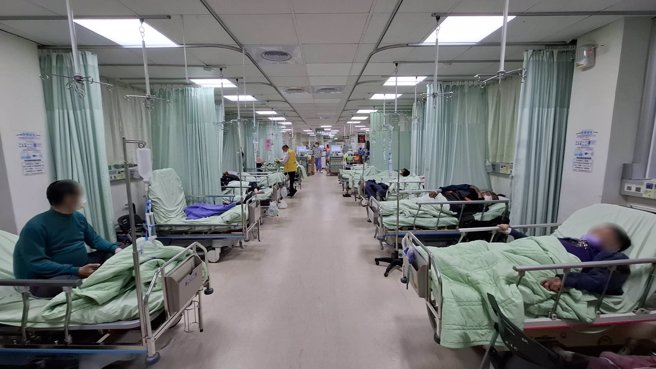 台南市各家医院内部群组惊爆大医院年后急诊紫爆，病患超载，其中以台南市立医院逼近300%最严重，有病患只能在走廊等病床。（程炳璋摄）