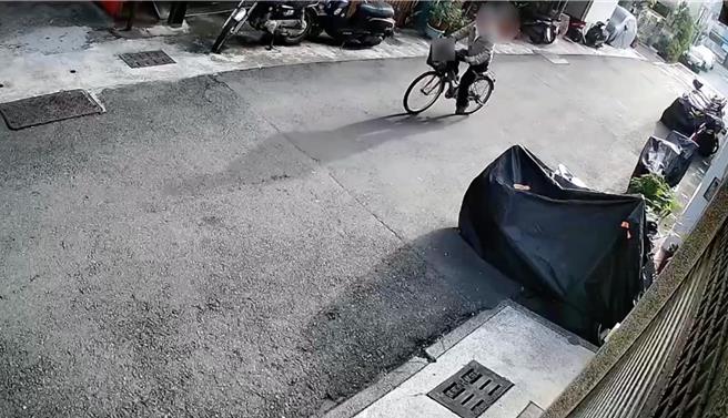 监视器拍张嫌外出身影。（翻摄照片／洪靖宜高雄传真）