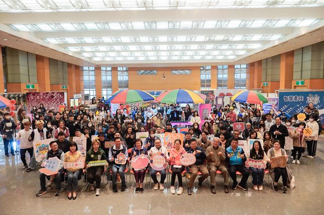 「青春少年市井行-新北市少年中心联合成果展」7日举行，现场以传统市场为主题策展，透过动态戏剧和才艺表演，结合在地文化元素，一起碰撞出创意火花。（高钧麟摄）