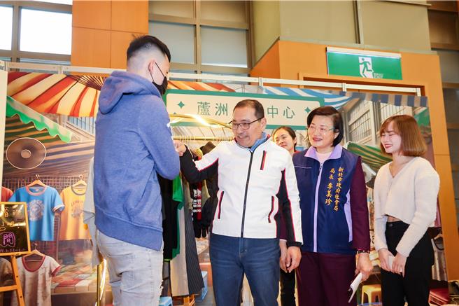 侯友宜跟着少年们走入市集，不仅拉近距离，还特地为芦洲少年挑选一件帽T。（高钧麟摄）