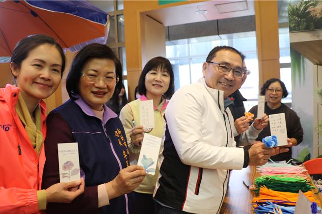 侯友宜提笔写下对少年的鼓励，希望少年们具有「阳光的正向、大海的包容和空气的力量」，并祝福少年们平安健康往前走。（高钧麟摄）