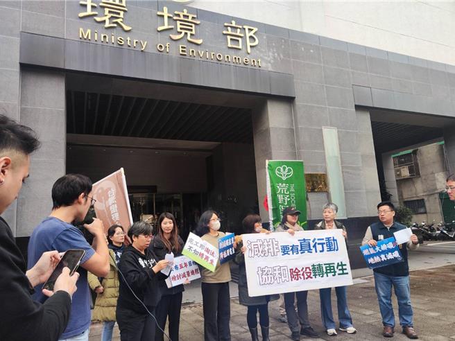 环团7日指出，协和电厂目前低度运转、近年碳排平均年排放211万吨，改建成燃气电厂后温室气体年排放量增加623万吨、将近现况3倍，碳排不减反增。（林良齐摄）