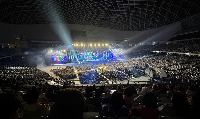 针对大巨蛋超过3万人的大型活动，《巨蛋体育馆租用办法》规范主办方应提供20元的捷运票价补助，不过国民党议员詹为元质疑，补助仅限于从国父纪念馆站出站者才能使用，部分民眾可能「看得到吃不到」。（本报资料照片）