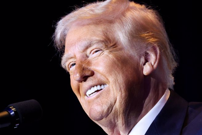 美国总统川普2月6日在美国华盛顿希尔顿饭店（Hilton Hotel）出席年度「国家祈祷早餐会」（National Prayer Breakfast）的神情。（路透）