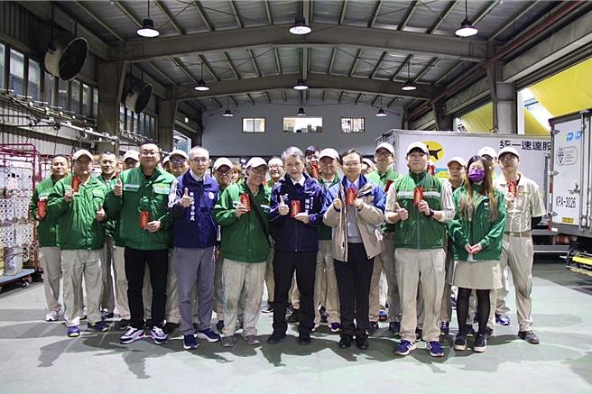 劳工局长陈瑞嘉前往黑猫宅急便土城营业所，关怀驾驶员排班及工作情形。（劳工局提供）