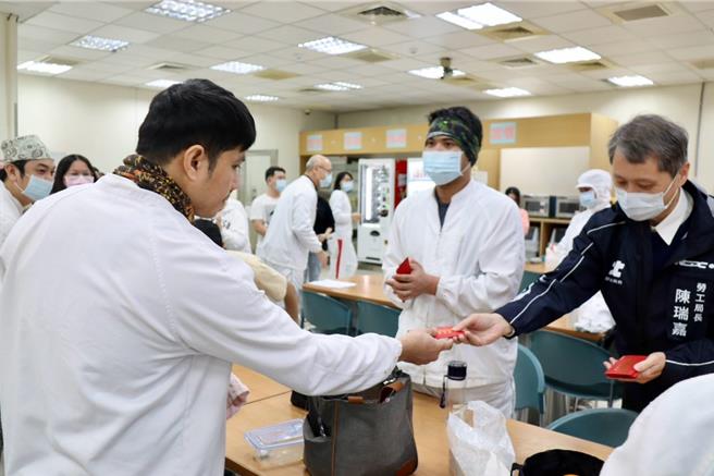 劳工局长陈瑞嘉逐一致赠市长福袋。（劳工局提供）