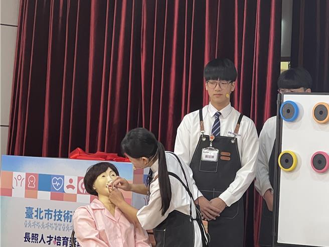 台北市2022年6月迈入「超高龄城市」，照护科学生实际演示日照中心鼻胃管清洁照护情形。（张珈瑄摄）