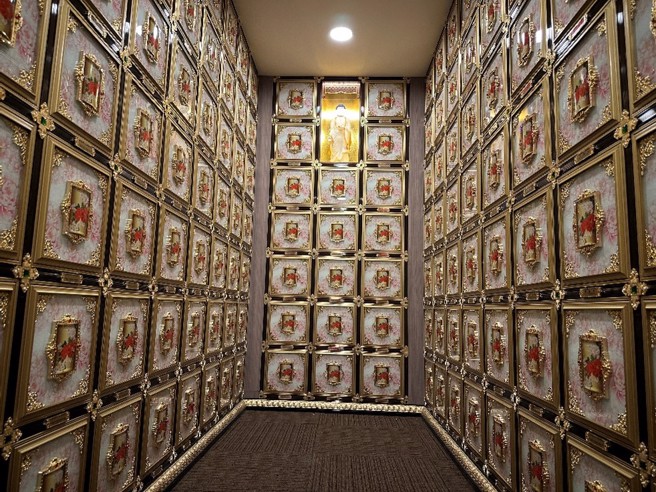 命理师建议，骨灰罈应该放在灵骨塔等专门的安置场所，而不是家中。（图／杨登嵙提供）