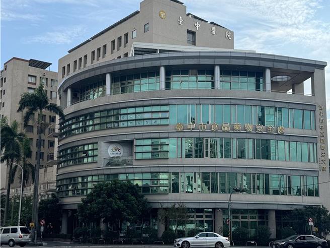 台中市1对情侣3日晚间前往某知名连锁火锅店大甲店用餐，加汤时发现锅物中有「黑色杂质」，定睛一看竟发现是虫子漂浮在汤锅中，台中市食安处7日将派员稽查。（本报资料照片）