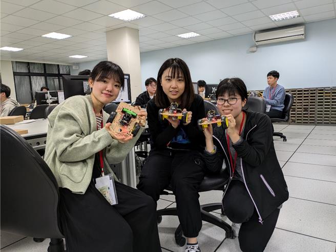 日本同學們透過實作體驗瑞昱半導體AMEBA晶片AIoT的應用。（圖／台師大）