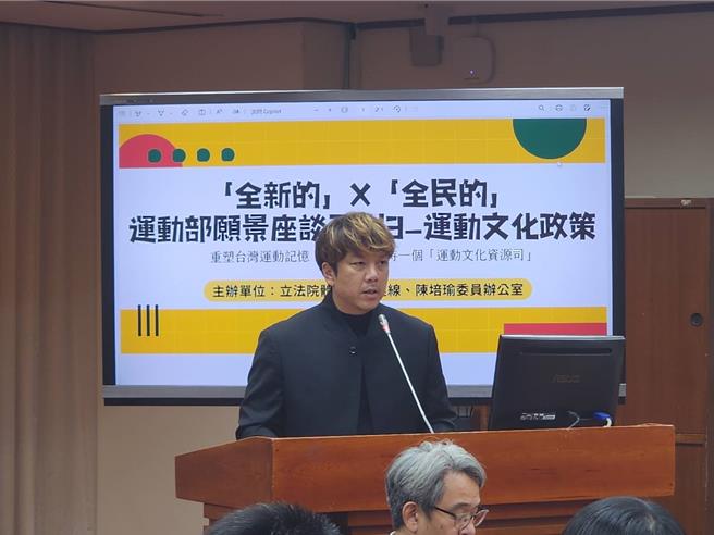 甫退休的台湾职棒界传奇球星周思齐也以棒球专书作家的身分，到场分享自己的看法。(黄敬文摄)