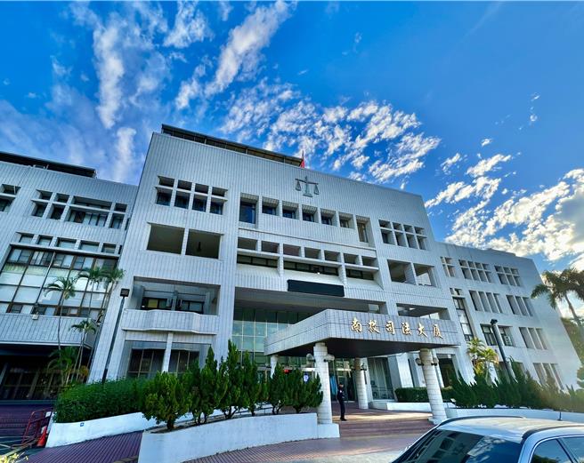 彰化縣劉姓男子駕駛貼假車牌貼紙的車外出，行經南投縣台16線超速遭開單致東窗事發，被依偽造文書判處拘役30日。（楊靜茹攝）