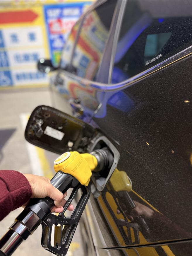 在美国总统川普制裁伊朗石油输出言论下，国际油价起伏波动。中油预计下周一今年第三度调涨油价，汽油价将创5个月来新高，柴油也进逼29元。(王玉树摄)