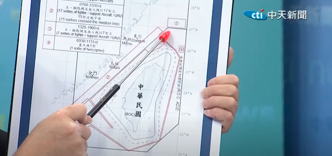 前舰长吕礼诗指出，过去多在西南外海出没的大陆解放军「空警-500」，近期出现在台湾北部外海(笔指处)并不正常，未来爆发战争时，大陆恐能掌握整个台海周边动态。（截自中天新闻）