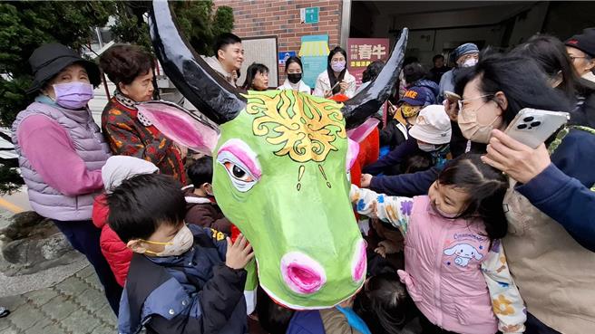 台南市中西區公所7日公布銀同社區以舊翻新的紙春牛，公開讓民眾摸春牛求吉祥。（程炳璋攝）