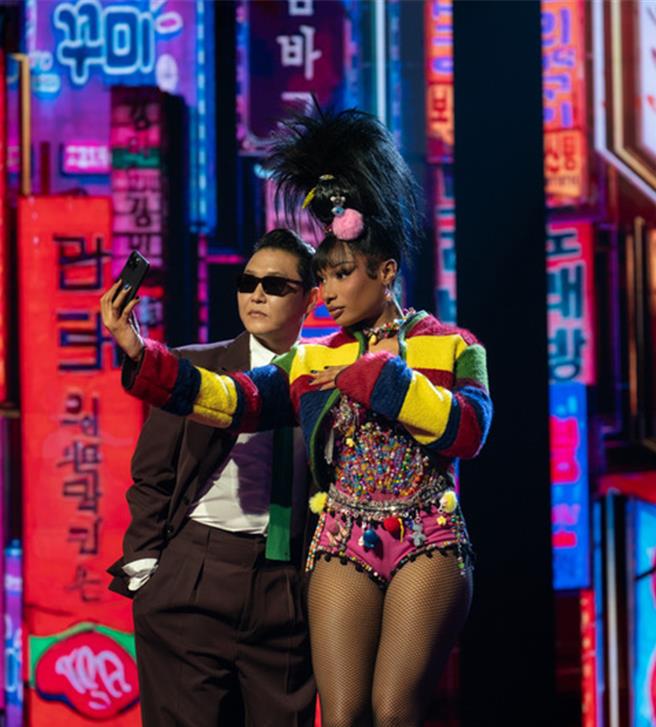 PSY（左）攜手三屆葛萊美獎得主、饒舌女王梅根尤物共同主持。（Apple TV＋提供）