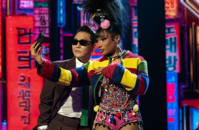 PSY（左）攜手三屆葛萊美獎得主、饒舌女王梅根尤物共同主持。（Apple TV＋提供）