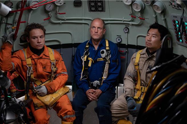 伍迪哈里逊（中）、刘思慕（右）、芬恩柯尔（左）上演惊险海底救援。（catchplay提供）