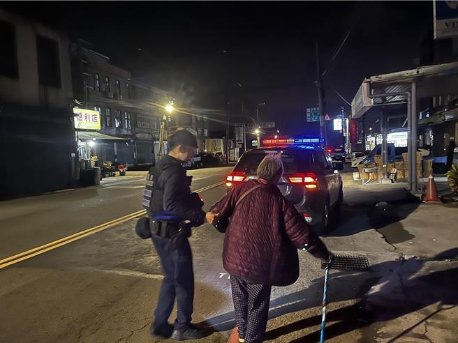 桃园市中坜警分局兴国派出所6日晚间11时许接获民眾报案，在民权路二段有位迷途超过10 小时的高龄82岁赖姓老妇拄着拐杖，独自行走摇晃，经员警到场关怀，顺利的将她送回家人身边。（警方提供／廖姮玥桃园传真）