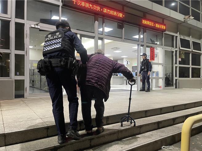 桃园市中坜警分局兴国派出所6日晚间11时许接获民眾报案，在民权路二段有位迷途超过10 小时的高龄82岁赖姓老妇拄着拐杖，独自行走摇晃，经员警到场关怀，顺利的将她送回家人身边。（警方提供／廖姮玥桃园传真）