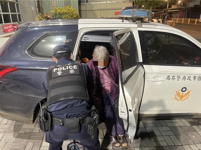 桃园市中坜警分局兴国派出所6日晚间11时许接获民眾报案，在民权路二段有位迷途超过10 小时的高龄82岁赖姓老妇拄着拐杖，独自行走摇晃，经员警到场关怀，顺利的将她送回家人身边。（警方提供／廖姮玥桃园传真）