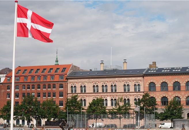 外媒指出，丹麦军方花费至少400万欧元购买了75万双羊毛袜，其中最厚的款式，足以在格陵兰岛这种极寒天气下使用。（路透社）