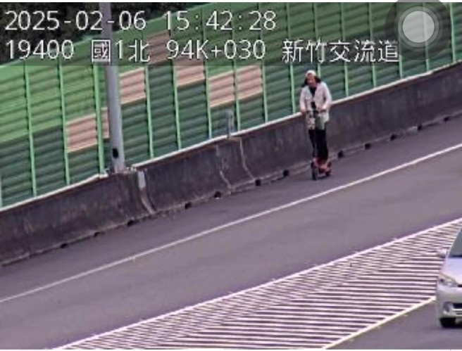 6日下午3时39分，一名男子骑乘电动滑板车误闯国道一号南向95公里处。（图／简铭柱翻摄）