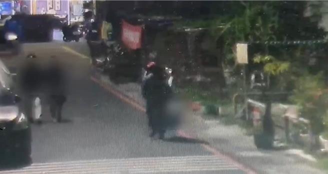 張婦進到張嫌住處後就消失，監視器拍下張嫌出入並手提袋外出，疑似要丟棄。（翻攝照片／洪靖宜高雄傳真）