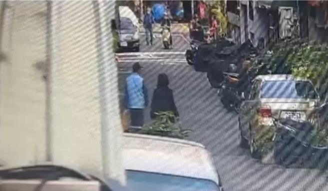 監視器拍下張嫌與張婦於1月17日一同返回前鎮住家畫面。（翻攝照片／洪靖宜高雄傳真）
