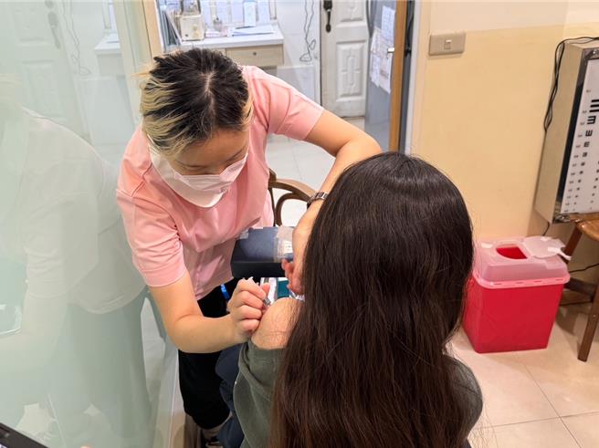 艺人大S流感病逝带动国内流感疫苗抢打潮，高端疫苗将仅存300剂流感疫苗提供民眾自费施打，不少民眾7日下午2时多就到施胜桓小儿科诊所排队，还有民眾说「为了高端来」。（潘虹恩摄） 