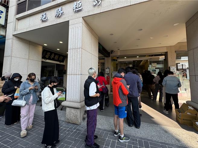 艺人大S流感病逝带动国内流感疫苗抢打潮，高端疫苗将仅存300剂流感疫苗提供民眾自费施打，不少民眾7日下午2时多就到施胜桓小儿科诊所等候，诊所外排起长长队伍。（潘虹恩摄）