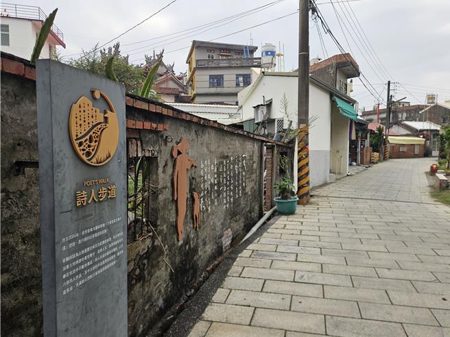 由屏東的獨立書店共同發起的「屏日曬書祭」，首度結合佳冬「作福拜新丁新枝祭」文化祭儀，8日、9日兩天在佳冬六根庄三山國王廟旁詩人步道登場。（羅琦文攝）