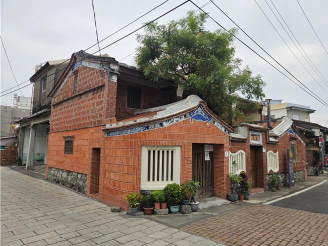 佳冬鄉具有非常濃厚的客家風味，圖為張家商樓。（羅琦文攝）