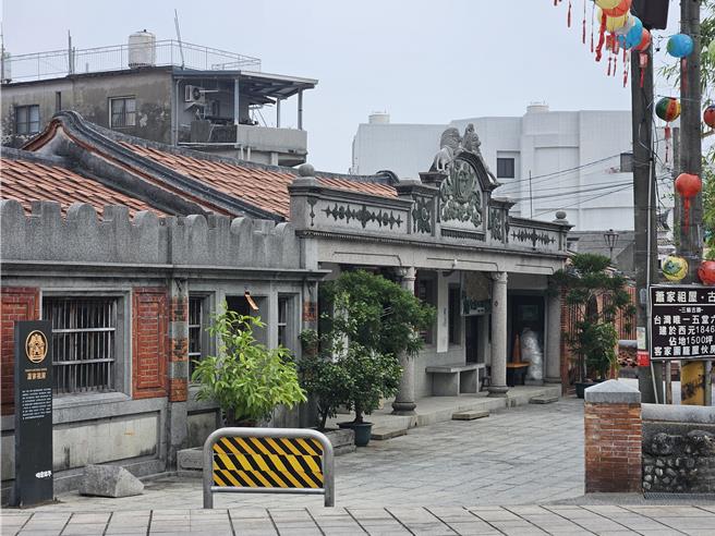 「屏日曬書祭」帶領遊客拜新丁、遊客庄、逛書市，圖為佳冬蕭家古厝。（羅琦文攝）