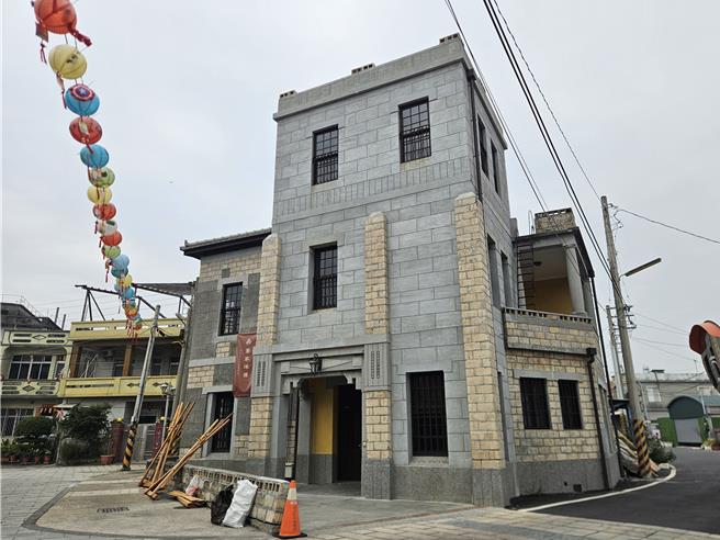 屏東獨立書店前進庄頭，與地方文化及走讀活動結合，圖為佳冬蕭家洋樓。（羅琦文攝）